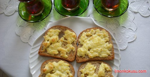 Fırında Peynirli Yumurtalı Ekmek Tarifi